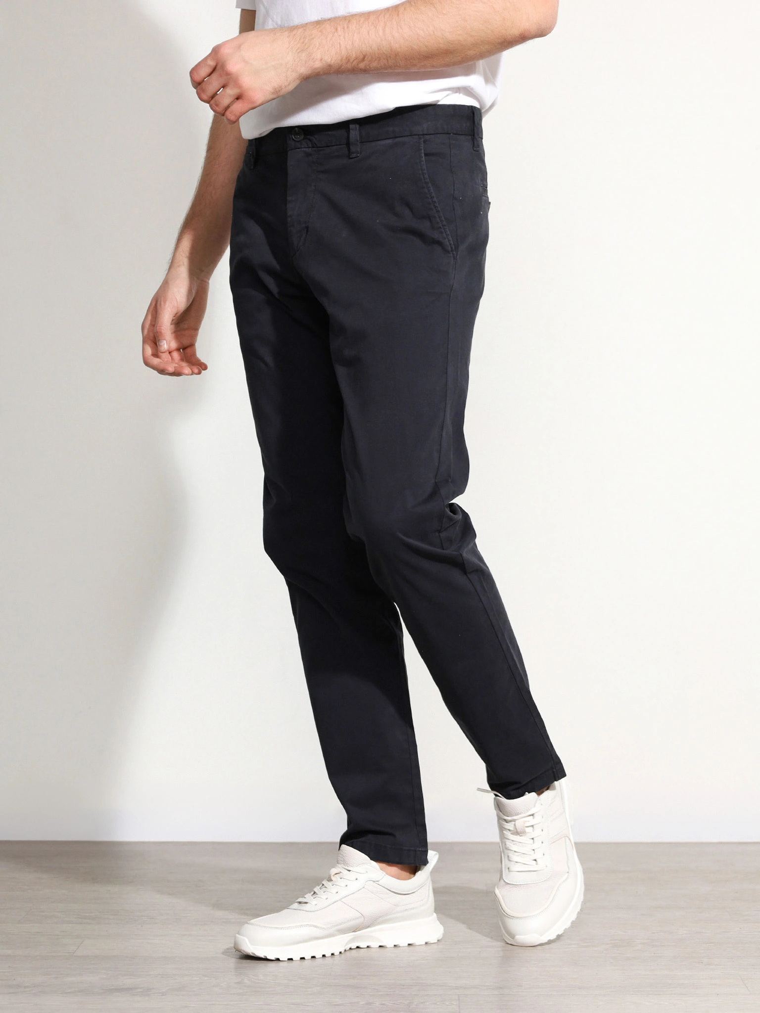 Брюки темно-синего цвета из смесового хлопка